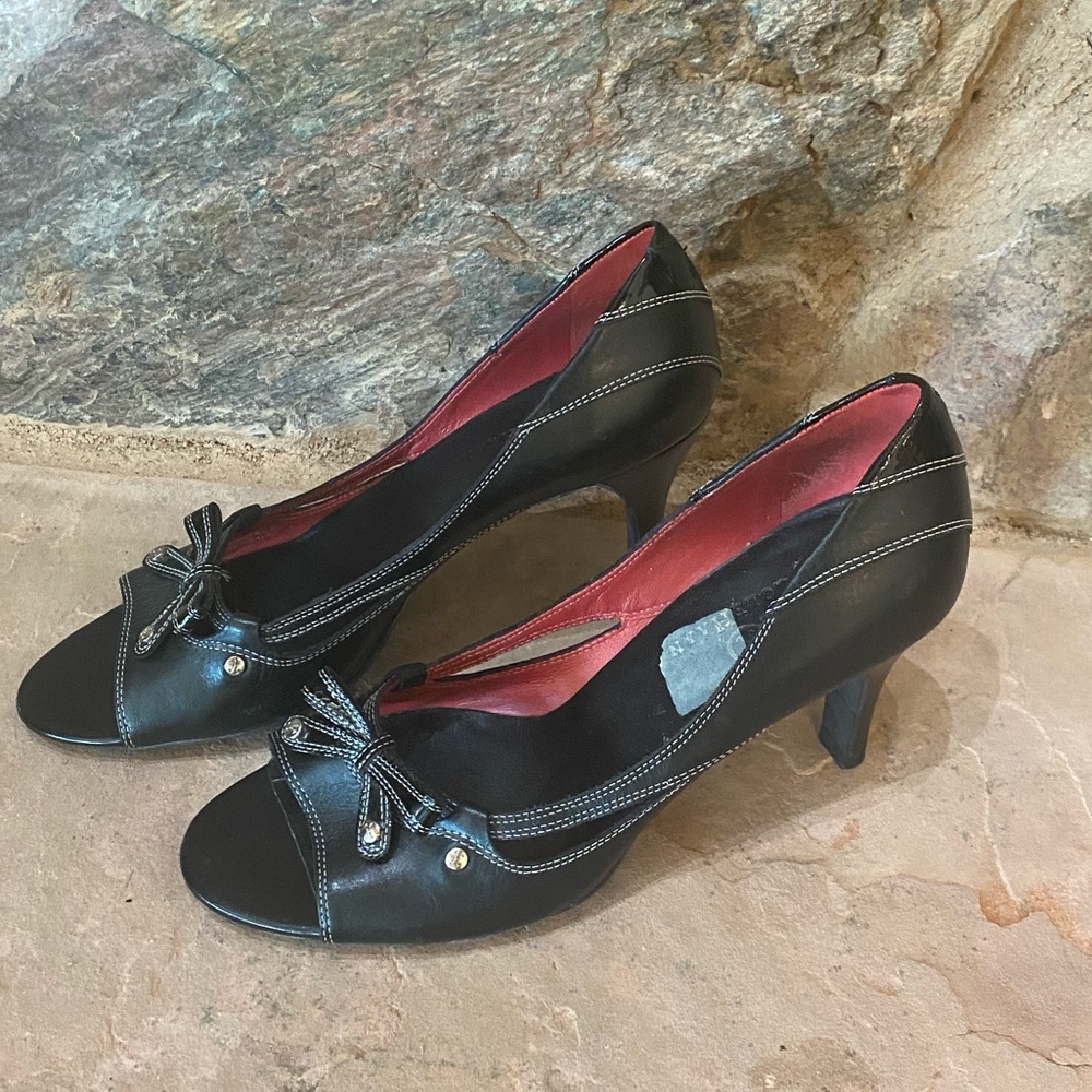 Michael Kros basic black heel
